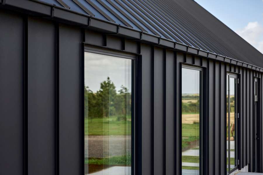 Stahldach und Fassade schaffen Rahmen für dänische Landidylle, Bøelvej 13, 6880 Tarm, Dänemark